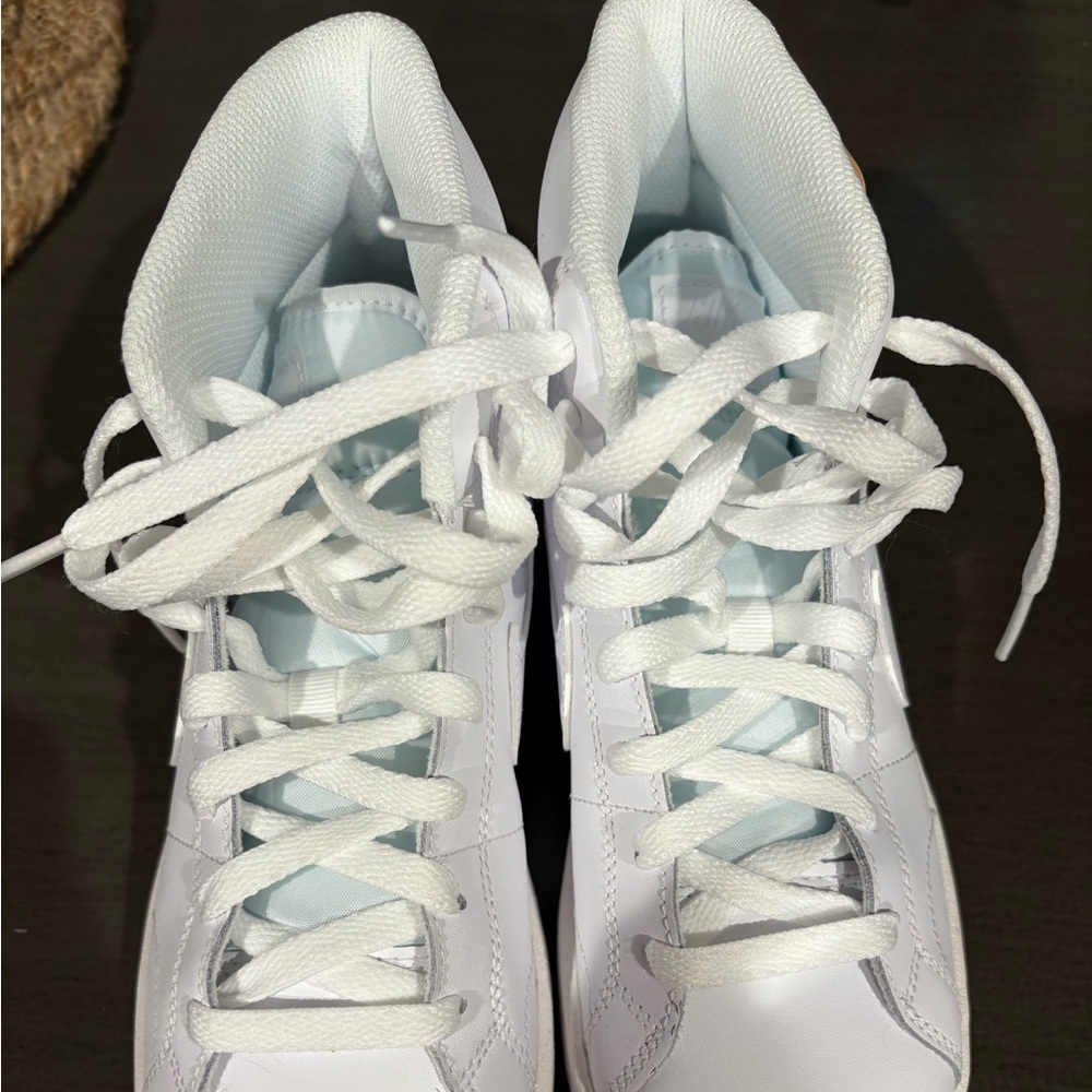 Women’s Nike sneaker 7.5